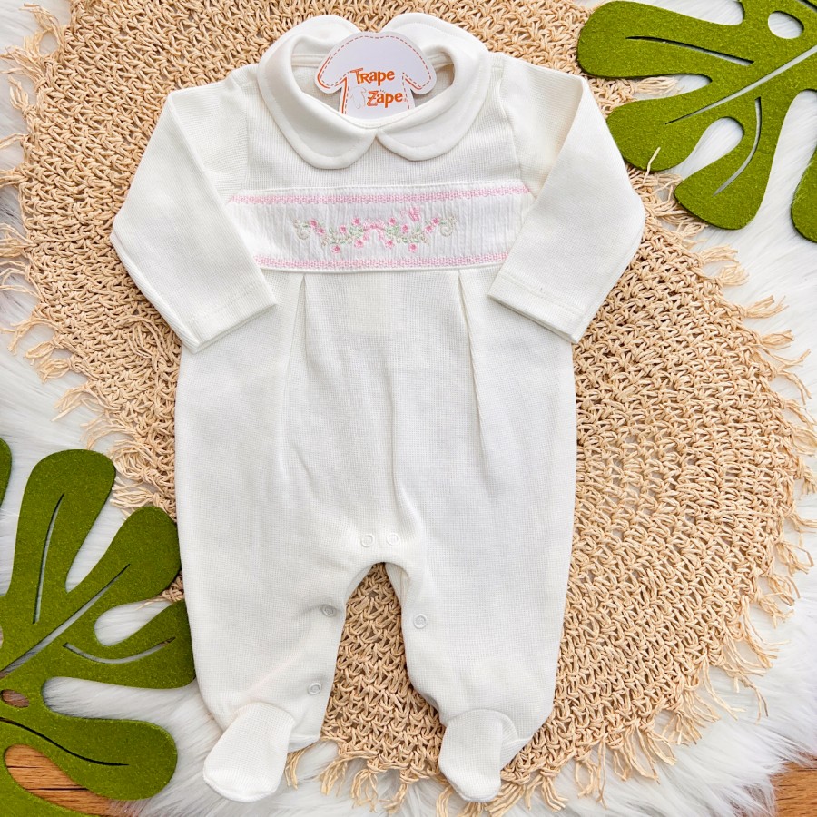  Macacão Tricotil (Tricot 100% Algodão) com Gola e Bordado - Off White com Flores e Lacinho